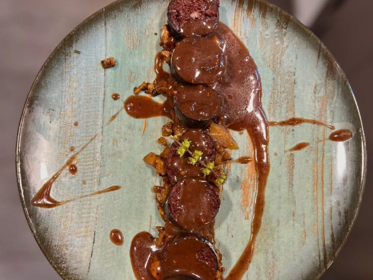 Boudin noir au oignons, compotée de pommes et cèpes, déglacé au sirop de châtaigne et sauce aux 4 épices servi dans le restaurant de l’auberge Mas de Daumet