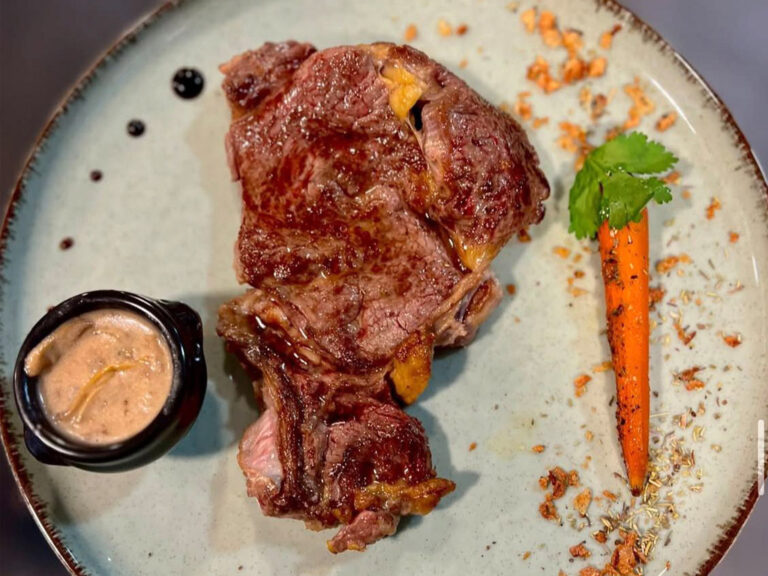 Entrecôte et sauce aux cèpes servi dans le restaurant de l’auberge Mas de Daumet dans les Cévennes