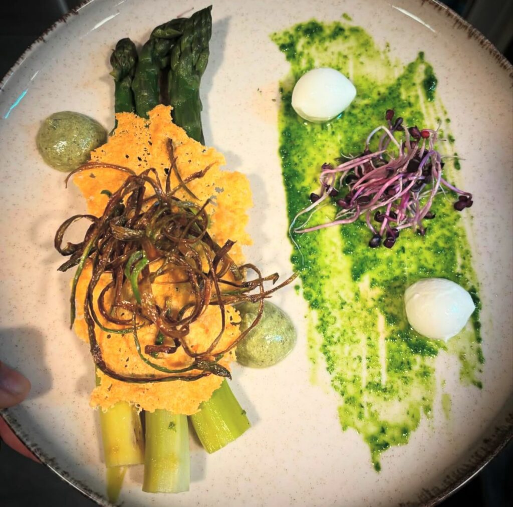 Asperges, crémeux d’asperges, burratina, pesto ail des ours, chips d’asperges & tuile au parmesan entrée servie à l'auberge du Mas de Daumet dans les Cévennes