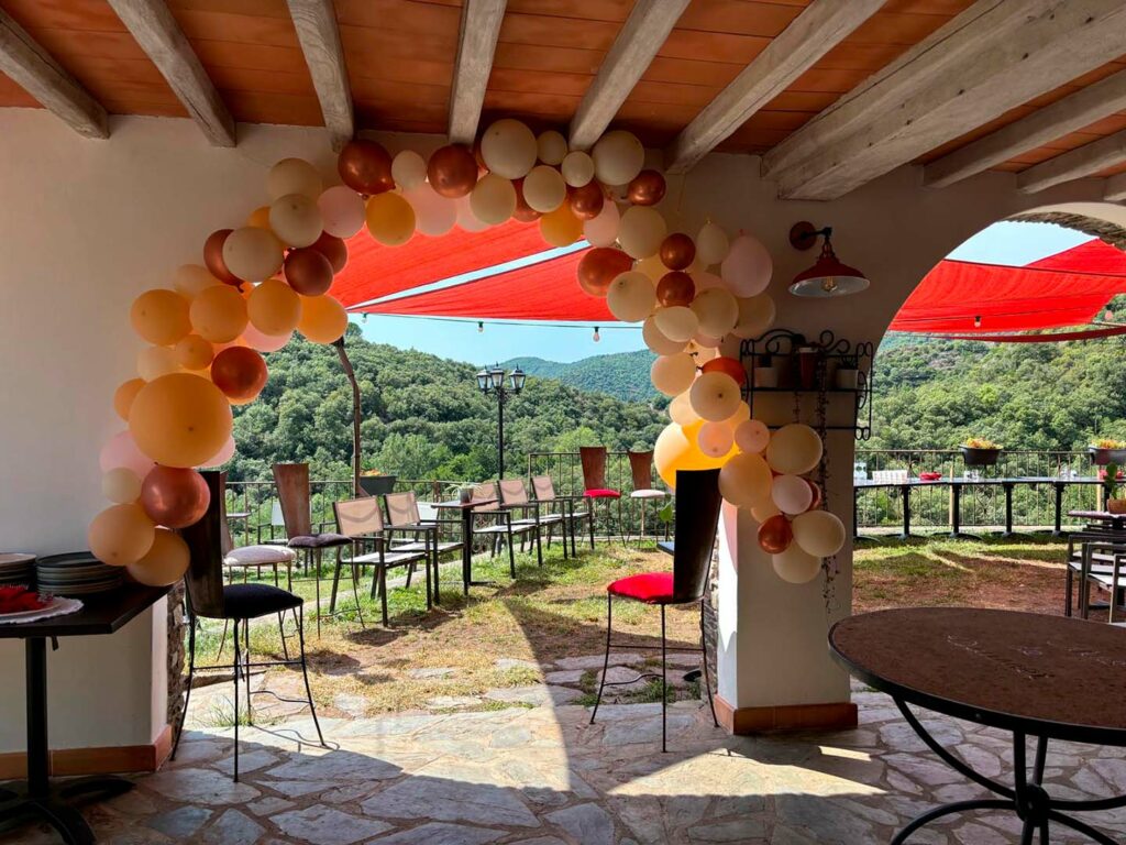 Décoration de ballons pour anniversaire à l'auberge du Mas de Daumet dans les Cévennes