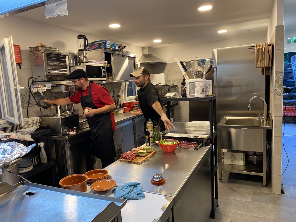 le chef et son assistant en cuisine à l'auberge du mas de Daumet dans le parc naturel des Cévennes
