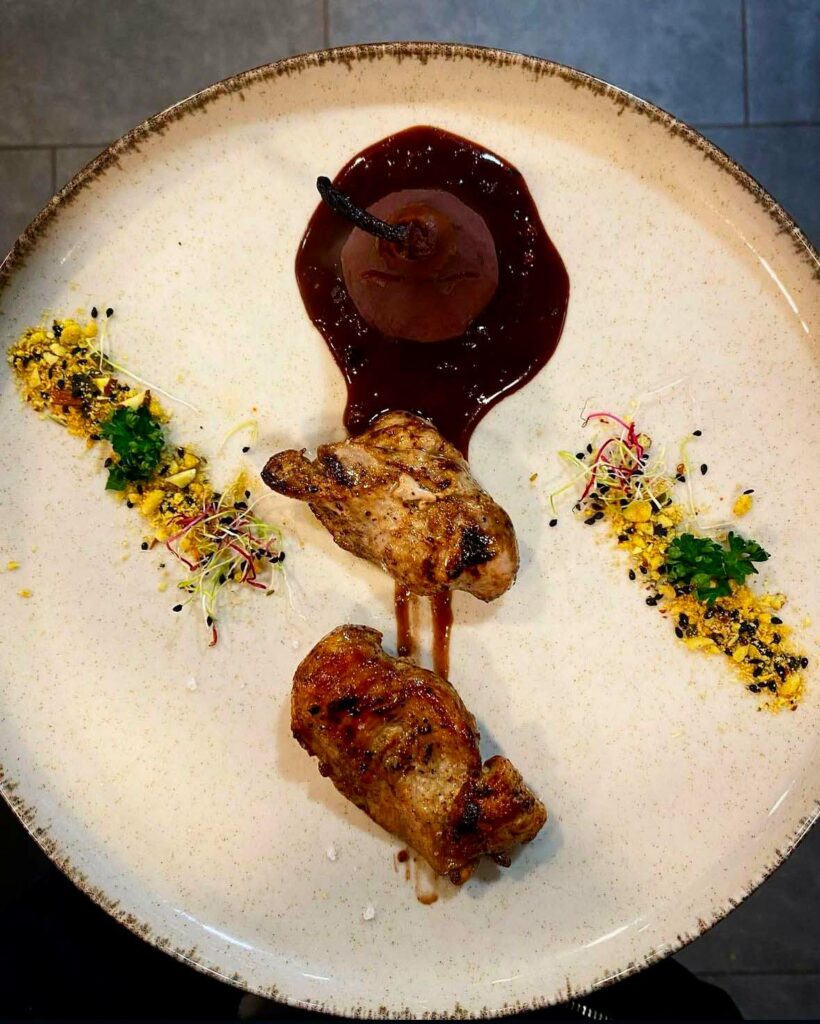 filet de Perdreau, sauce au vin & poire pochée au poivre fumé, servi dans le restaurant de l’auberge Mas de Daumet dans les Cévennes