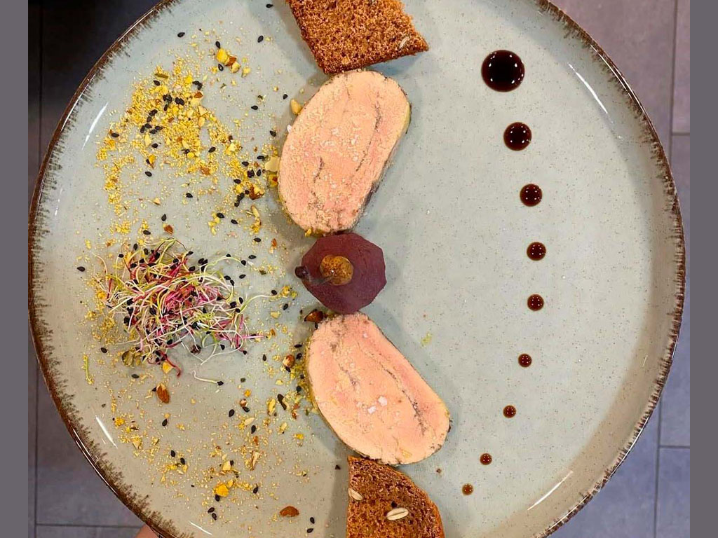 Foie gras fait maison avec son pain d'épice, plat servi à l'auberge du mas de Daumet dans les cevennes