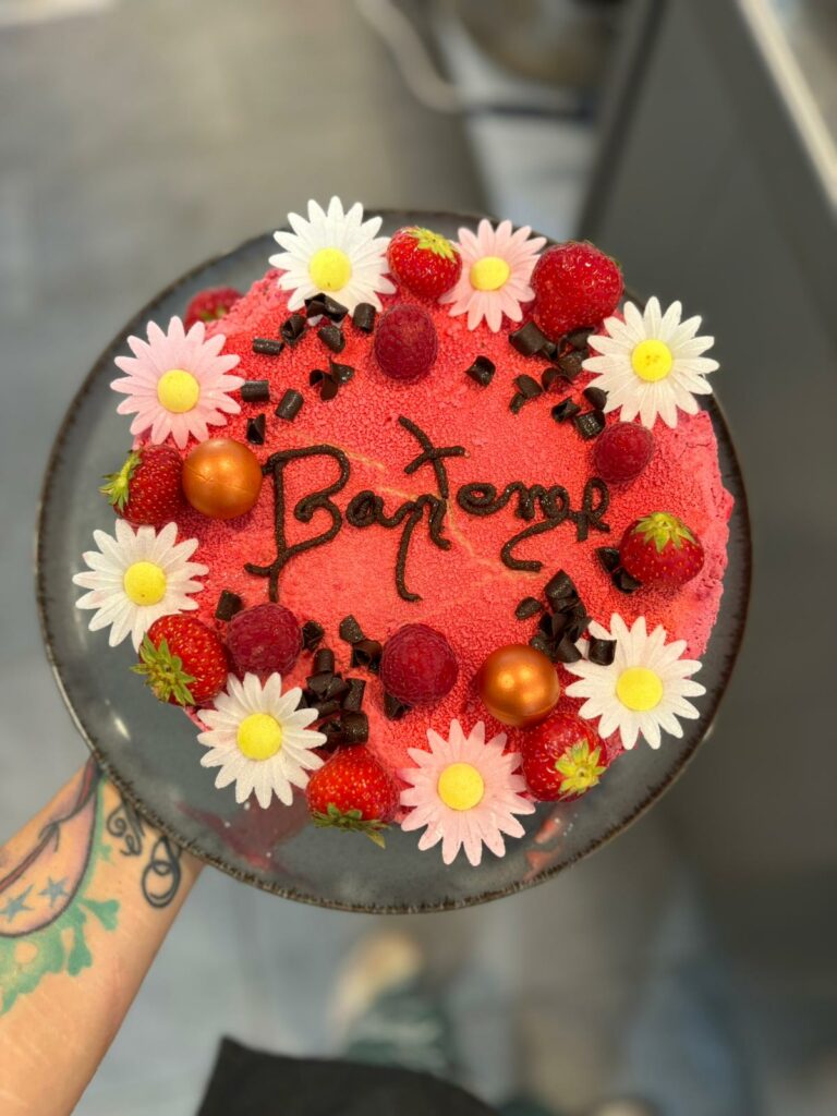 gateau personnalisé pour un baptème à l'auberge du Mas de Daumet dans les Cévennes