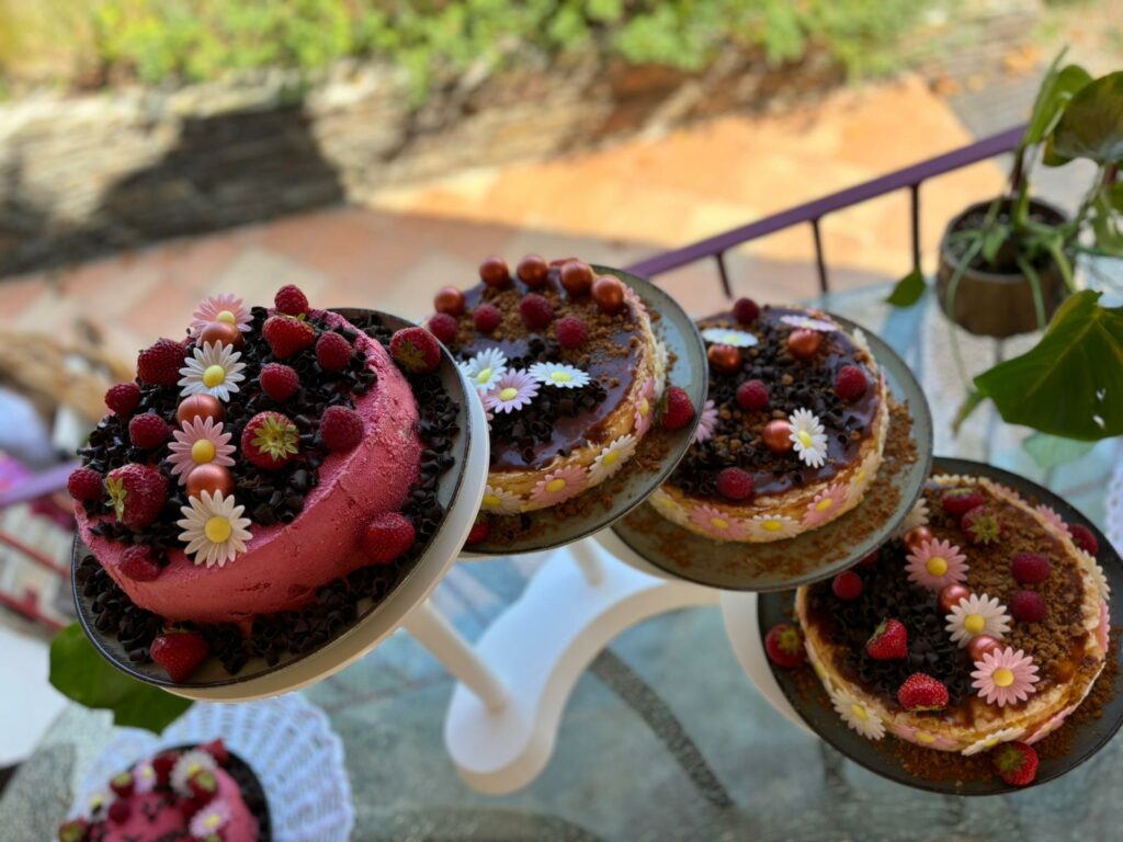 Assortiment de gâteaux pour fêtes servi à l'Auberge du Mas de Daumet dans les Cévennes