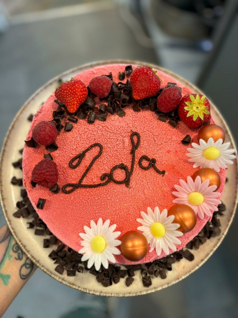 Gâteau personnalisé fait maison, de l’auberge Mas de Daumet dans les Cévennes, à la demande