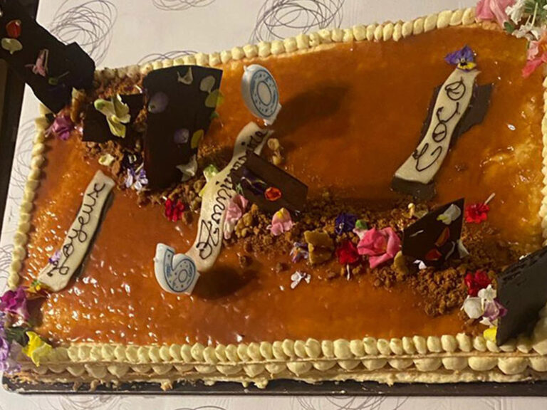 Mille Feuilles, gâteau d'anniversaire personnalisé de l’auberge Mas de Daumet dans les Cévennes, à la demande