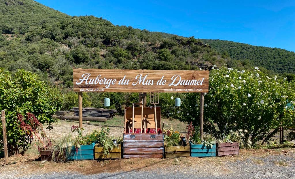 Panneau d'entrée de l'auberge du Mas de Daumet dans le parc naturel des cévennes