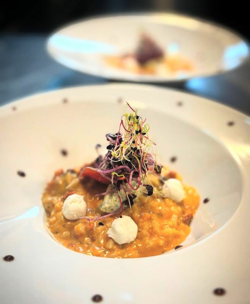 Risotto de tomates confites, chorizo, chèvre et espuma au parmesan, entrée servie à l'auberge du Mas de Daumet