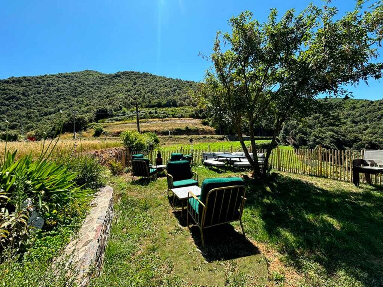 salon de jardin de l'auberge du mas de Daumet dans les Cévennes