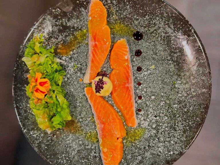 Saumon fumé au bois de Hêtre de l’Aigoual, entrée servie à l'Auberge du Mas de Daumet dans les Cévennes