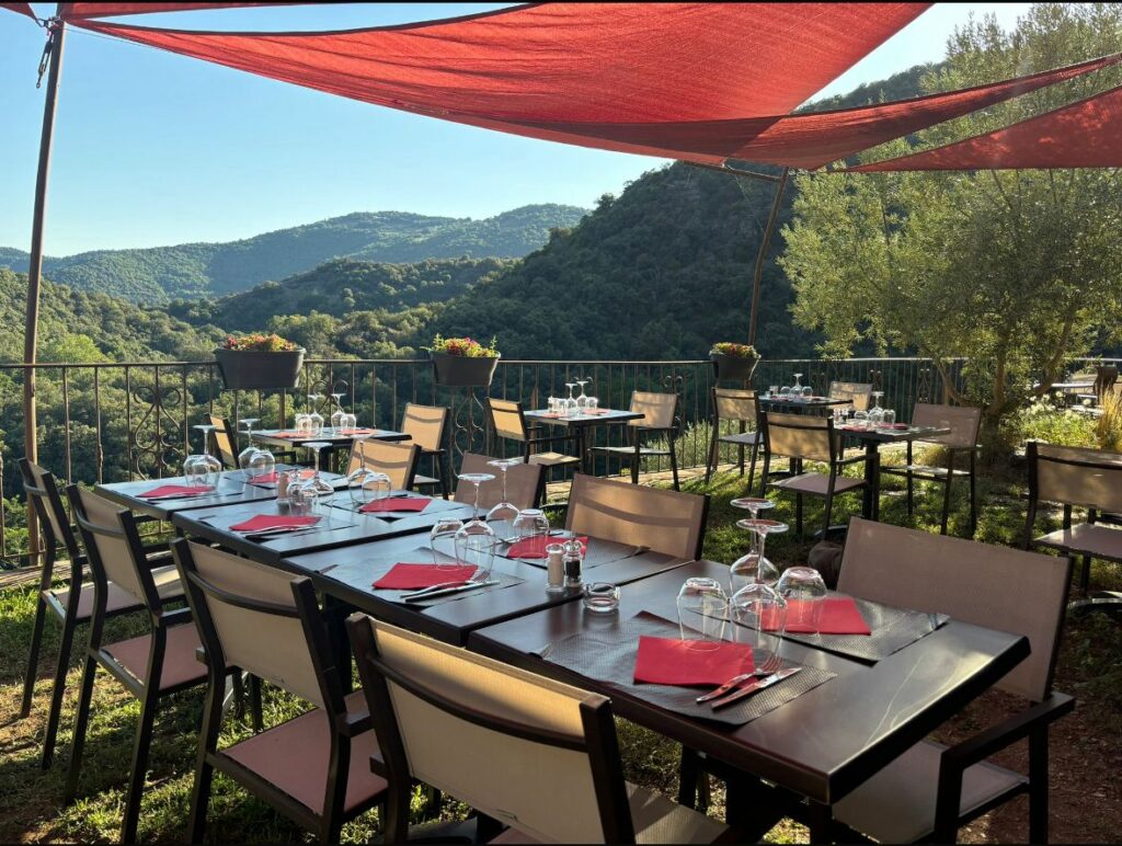 terasse avec tables dressées à l'auberge du mas de Daumet dans le parc naturel des Cévennes