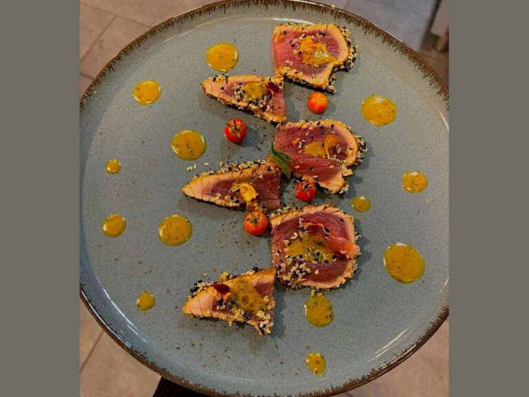 Tataki de Thon Albacore en croûte de sesame, entrée servie à l'auberge du Mas de Daumet dans les Cévennes