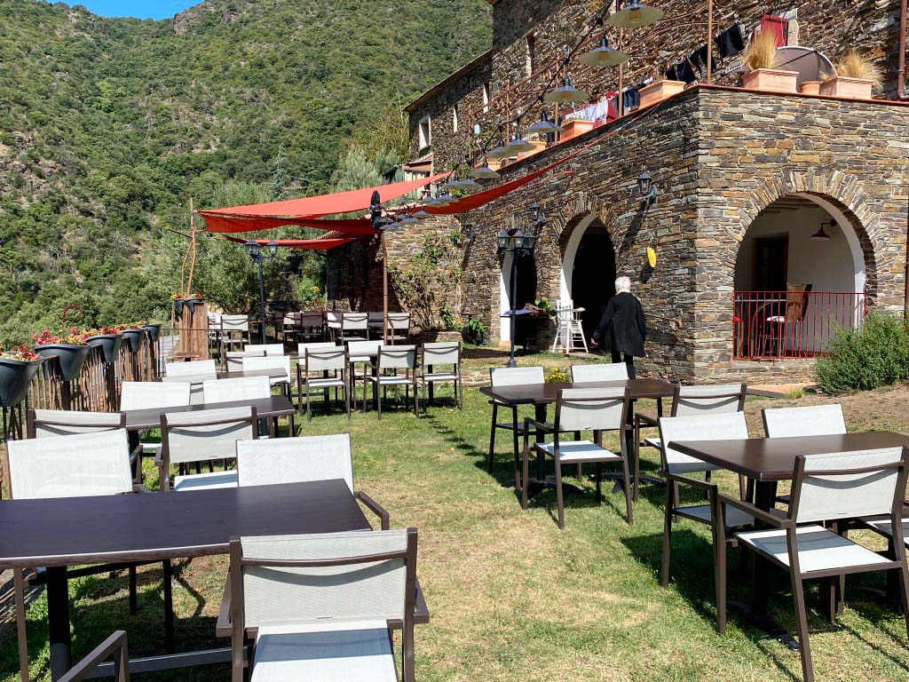 Terrasse et batisse de l'auberge du mas de Daumet dans les cévennes