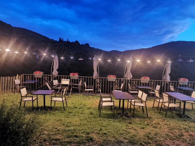 Terasse pelouse de nuit du restaurant auberge du mas de Daumet dans les Cévennes