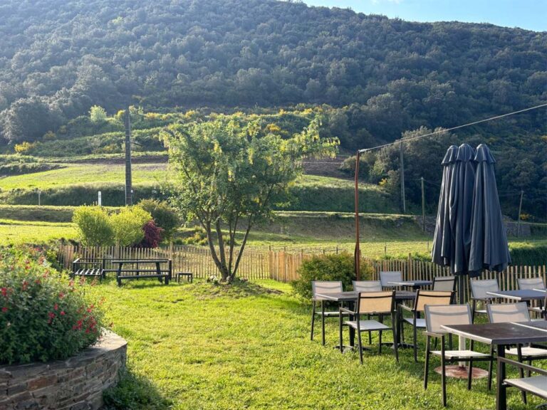 terasse-pelouse-auberge-restaurant-mas-de-daumet-cevennes-2